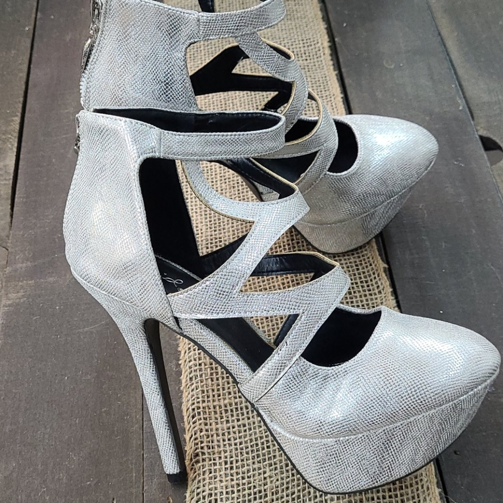 NWOT Qupid platform stilettos